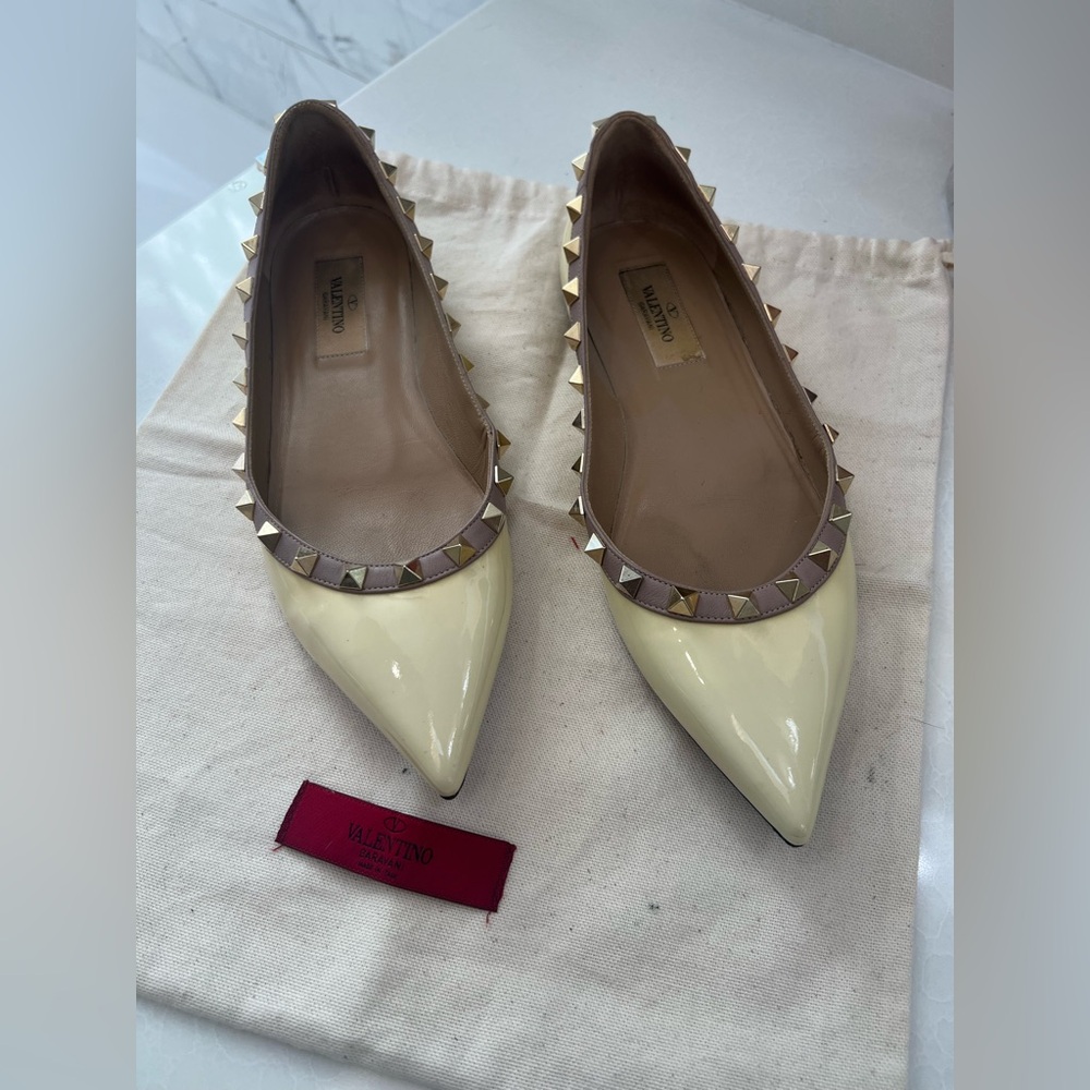 Valentino Rockstuds Cream Patent Leather Flats with dustbags